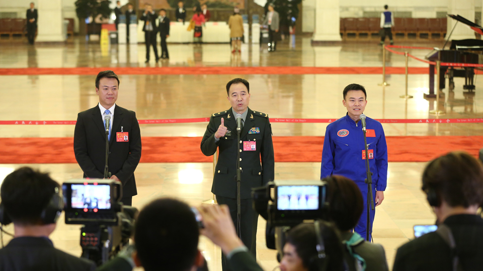 趙宏博、景海鵬、唐嘉陵代表接受采訪