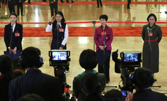 吳敏霞、杜玉濤、蒙曼、盧麗安代表接受采訪