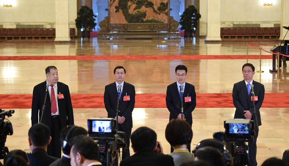 凌解放、王立平、徐川、黃一兵接受采訪