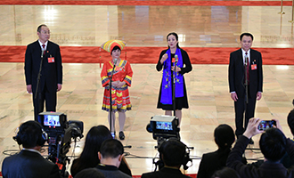 蔡松濤、杜麗群、楊小玲、賈立群代表接受采訪