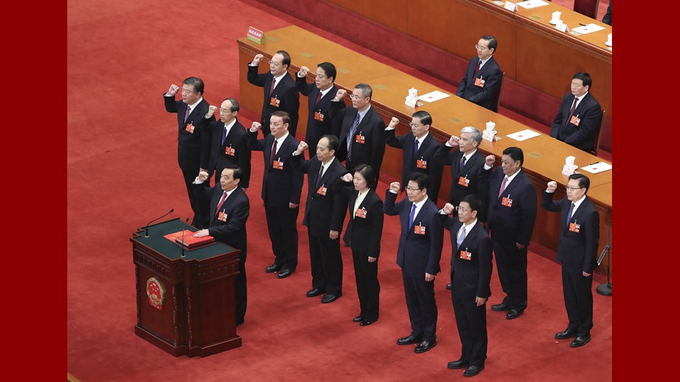 新當(dāng)選的全國人大常委會(huì)副委員長、秘書長進(jìn)行憲法宣誓