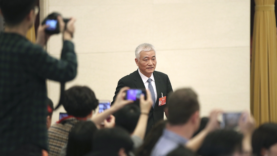 王志剛步入“部長通道”，準備接受采訪