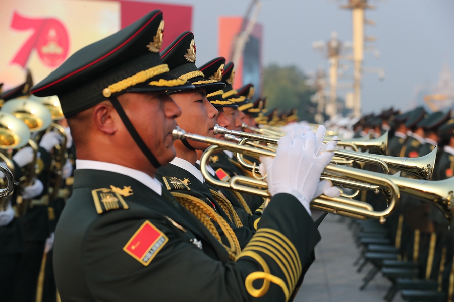 解放軍聯合軍樂團在廣場就位后進行準備工作和試奏。據了解，解放軍聯合軍樂團此次演奏是從開國大典至今歷次閱兵以來演奏曲目最多的一次，不少曲目是為此次閱兵量身打造的全新作品，此次也是歷次女演奏員最多的一次。