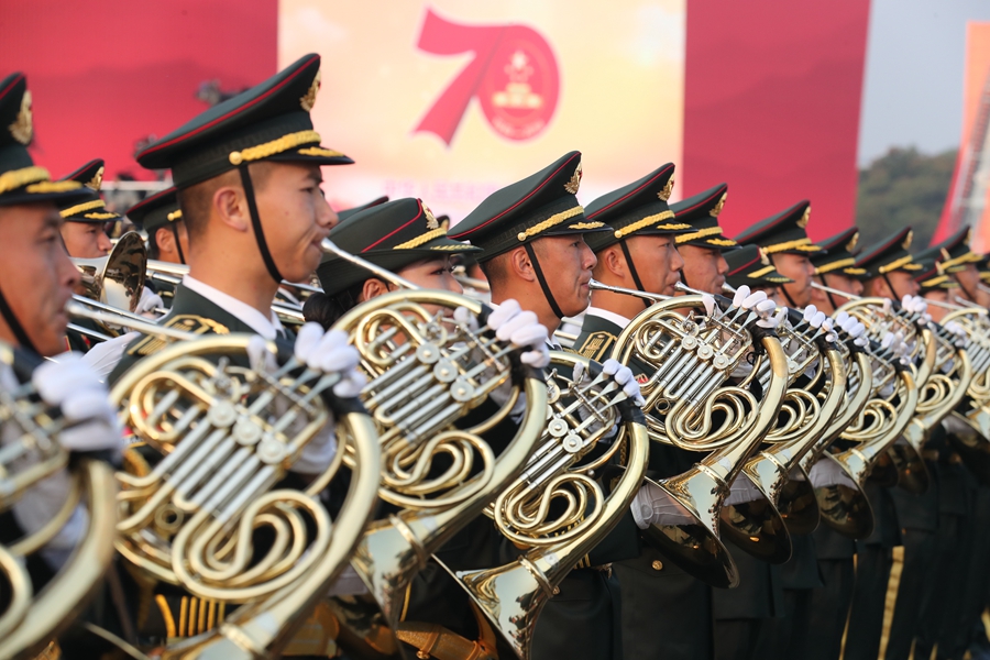 解放軍聯合軍樂團在廣場就位后進行準備工作和試奏。據了解，解放軍聯合軍樂團此次演奏是從開國大典至今歷次閱兵以來演奏曲目最多的一次，不少曲目是為此次閱兵量身打造的全新作品，此次也是歷次女演奏員最多的一次。