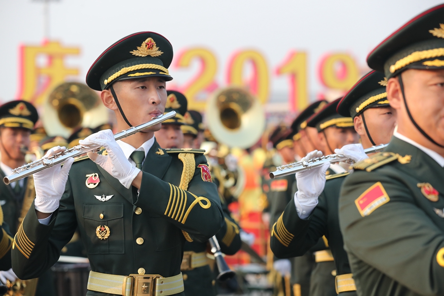 解放軍聯合軍樂團在廣場就位后進行準備工作和試奏。據了解，解放軍聯合軍樂團此次演奏是從開國大典至今歷次閱兵以來演奏曲目最多的一次，不少曲目是為此次閱兵量身打造的全新作品，此次也是歷次女演奏員最多的一次。