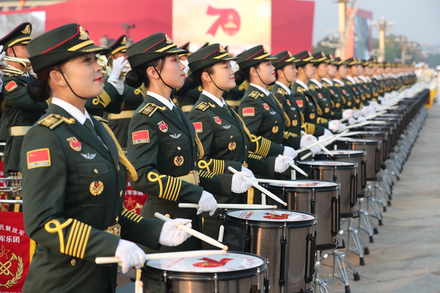 解放軍聯合軍樂團在廣場就位后進行準備工作和試奏。據了解，解放軍聯合軍樂團此次演奏是從開國大典至今歷次閱兵以來演奏曲目最多的一次，不少曲目是為此次閱兵量身打造的全新作品，此次也是歷次女演奏員最多的一次。
