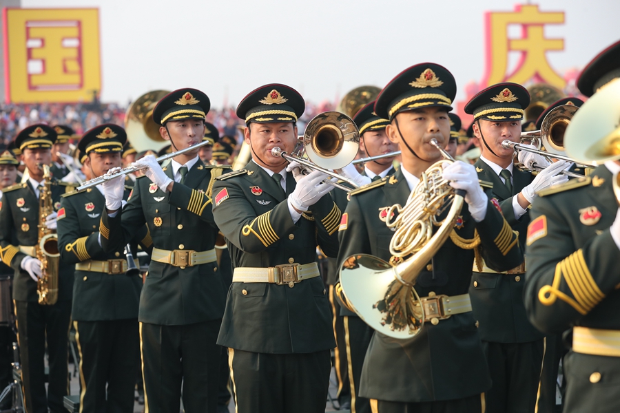 解放軍聯合軍樂團在廣場就位后進行準備工作和試奏。據了解，解放軍聯合軍樂團此次演奏是從開國大典至今歷次閱兵以來演奏曲目最多的一次，不少曲目是為此次閱兵量身打造的全新作品，此次也是歷次女演奏員最多的一次。