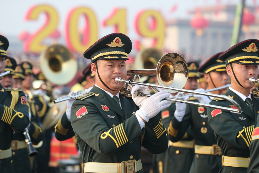 解放軍聯合軍樂團在廣場就位后進行準備工作和試奏。據了解，解放軍聯合軍樂團此次演奏是從開國大典至今歷次閱兵以來演奏曲目最多的一次，不少曲目是為此次閱兵量身打造的全新作品，此次也是歷次女演奏員最多的一次。
