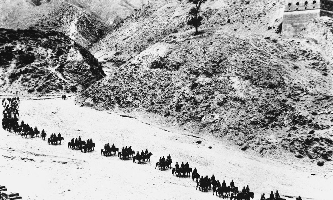 1937年11月太原失守后，八路軍向華北敵后挺進，分兵發動群眾，開展敵后游擊戰爭，創建敵后根據地。新華社稿　沙飛攝