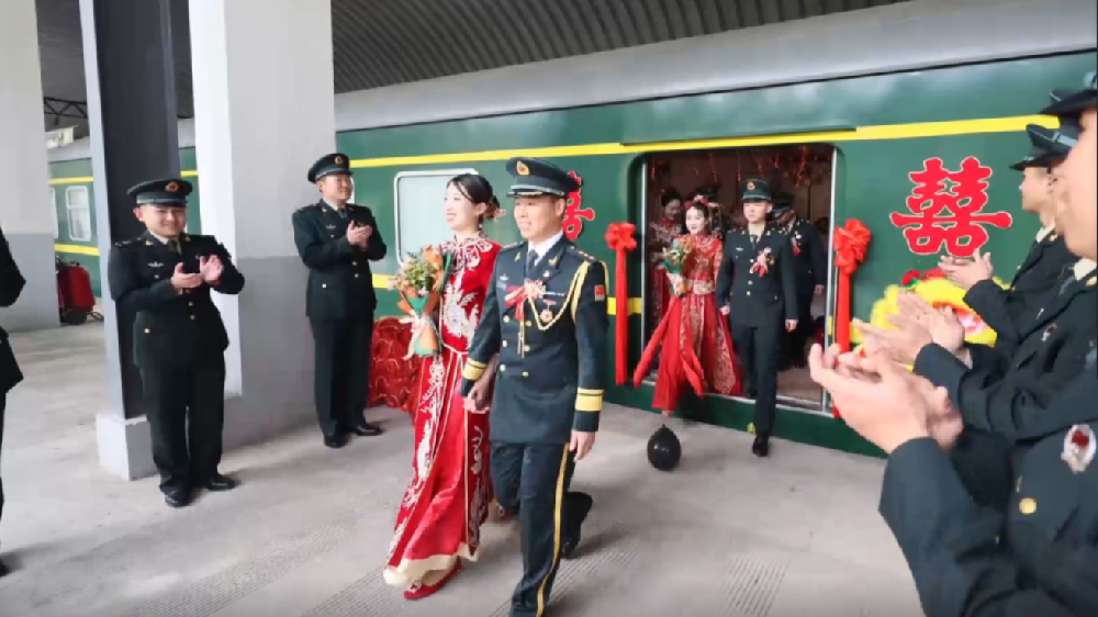 火車當“婚車”，東風快遞員最有排面的“幸福軍列”