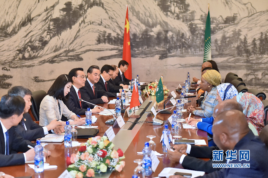5月5日，中國國務(wù)院總理李克強(qiáng)在亞的斯亞貝巴非洲聯(lián)盟總部會見非盟委員會主席祖馬。 新華社記者李濤攝
