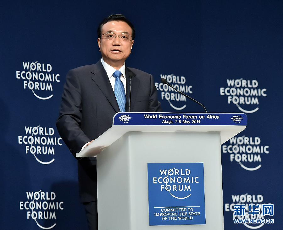 5月8日，中國國務(wù)院總理李克強(qiáng)在阿布賈出席第24屆世界經(jīng)濟(jì)論壇非洲峰會全會，發(fā)表題為《共同推動非洲發(fā)展邁上新臺階》的特別致辭。新華社記者 李濤 攝 