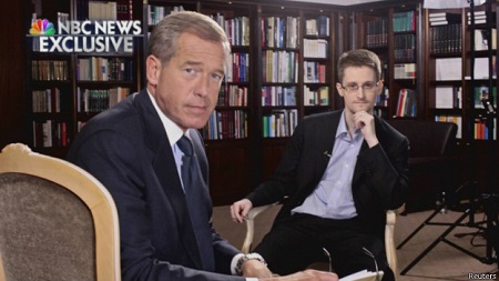 斯諾登稱(chēng)，他曾作為美國(guó)中情局和國(guó)安局便衣特工在海外工作。