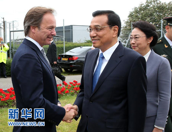 6月16日，應英國首相卡梅倫邀請，國務院總理李克強乘專機抵達倫敦希思羅機場，開始對英國進行正式訪問。李克強總理夫人程虹同機抵達。這是英國政府高級官員到機場迎接李克強總理和夫人。新華社記者 龐興雷 攝