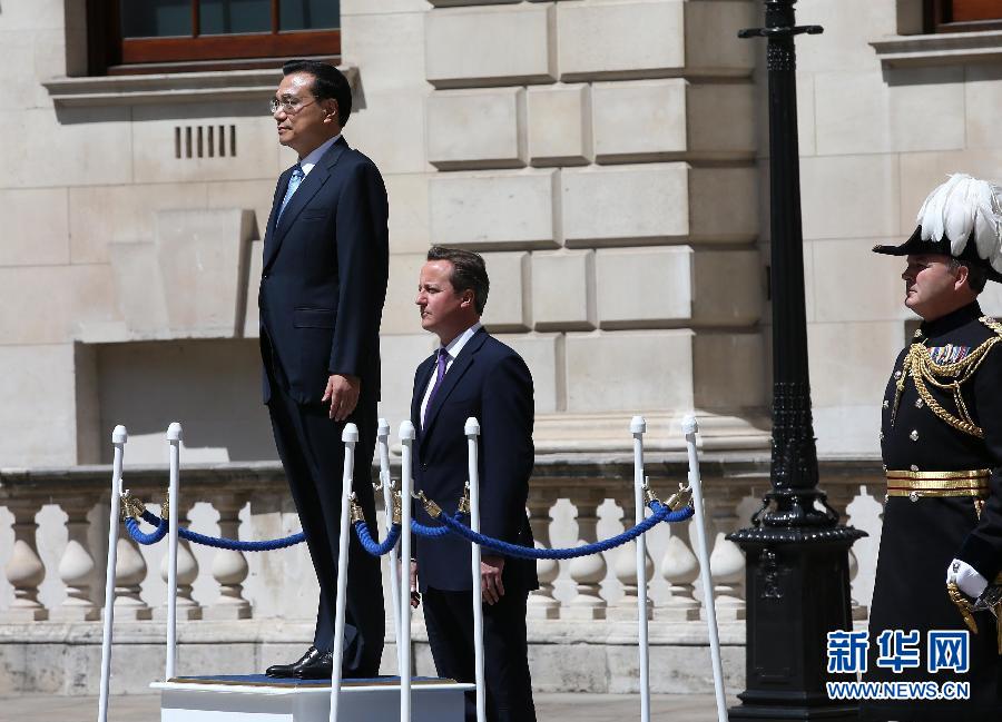 6月17日，中國國務(wù)院總理李克強(qiáng)在倫敦唐寧街10號(hào)首相府同英國首相卡梅倫舉行中英總理年度會(huì)晤。這是會(huì)晤前，卡梅倫為李克強(qiáng)舉行隆重的歡迎儀式。新華社記者 龐興雷 攝 
