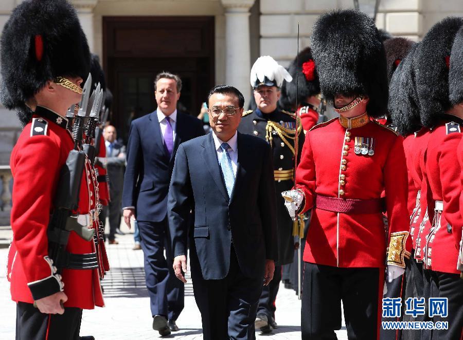 6月17日，國務(wù)院總理李克強(qiáng)在倫敦唐寧街10號(hào)首相府同英國首相卡梅倫舉行中英總理年度會(huì)晤。這是會(huì)晤前，卡梅倫為李克強(qiáng)舉行隆重的歡迎儀式。新華社記者 龐興雷 攝