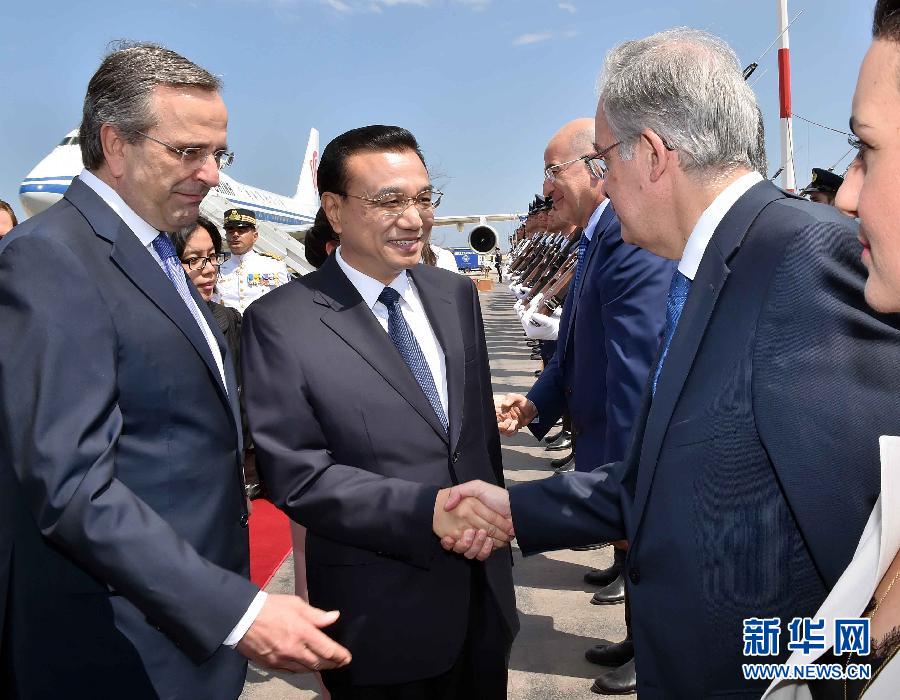 6月19日，國務院總理李克強乘專機抵達雅典國際機場，開始對希臘進行正式訪問。希臘總理薩馬拉斯在機場為李克強舉行隆重的歡迎儀式。新華社記者 李濤 攝