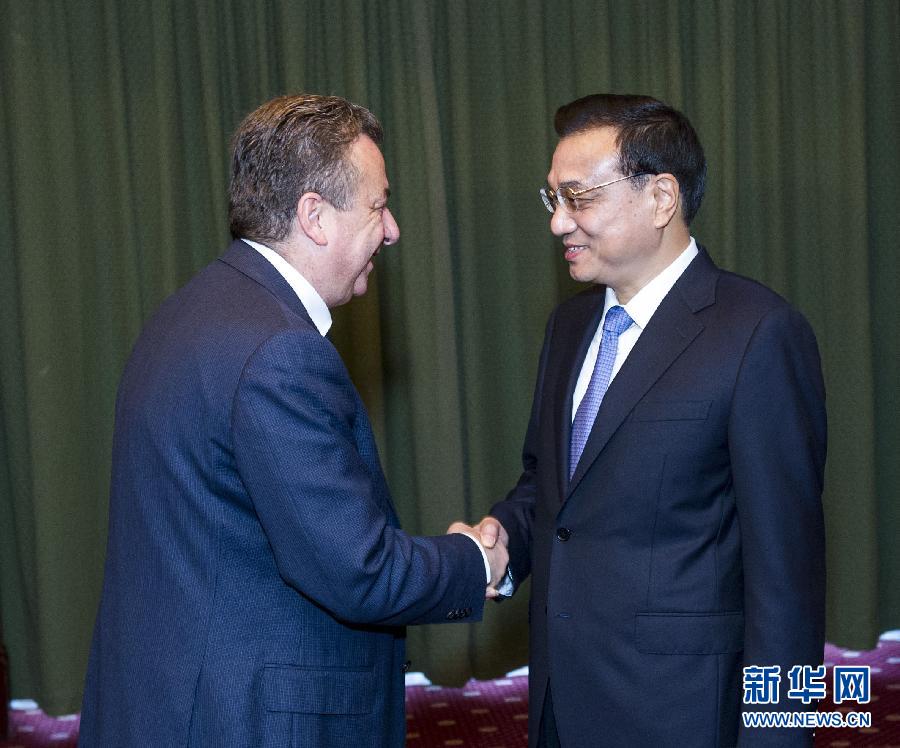 6月21日，國務院總理李克強在希臘克里特省首府伊拉克利翁會見省長阿爾納烏塔基斯。 新華社記者 王曄 攝 