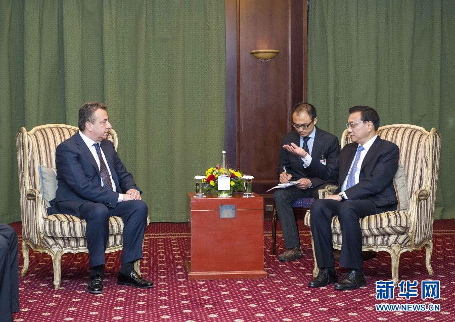 6月21日，國務院總理李克強在希臘克里特省首府伊拉克利翁會見省長阿爾納烏塔基斯。 新華社記者 王曄 攝