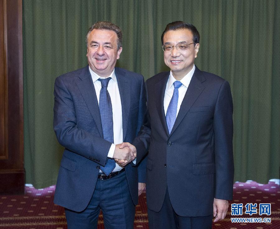 6月21日，國務院總理李克強在希臘克里特省首府伊拉克利翁會見省長阿爾納烏塔基斯。 新華社記者 王曄 攝