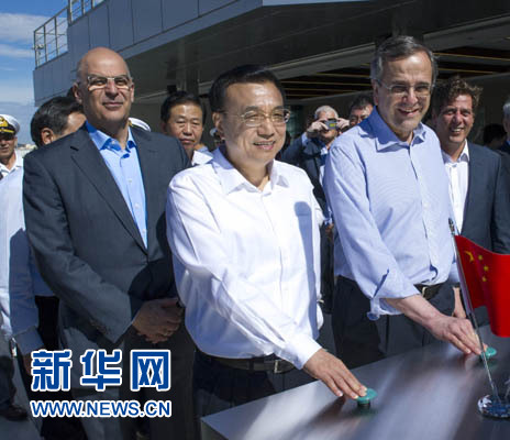 這是李克強與薩馬拉斯共同發出指令，一列滿載中國貨物的列車緩緩駛出比雷埃夫斯港，開往中東歐目的地。新華社記者 王曄 攝