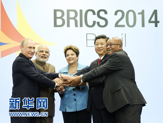 這是習近平同出席會晤的巴西總統羅塞夫、俄羅斯總統普京、印度總理莫迪、南非總統祖馬合影。新華社記者 蘭紅光 攝
