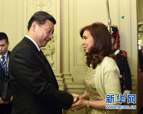 當?shù)貢r間7月18日，國家主席習近平在布宜諾斯艾利斯同阿根廷總統(tǒng)克里斯蒂娜舉行會談。這是會談開始前，克里斯蒂娜在總統(tǒng)府為習近平舉行隆重歡迎儀式。新華社記者 李學仁 攝
