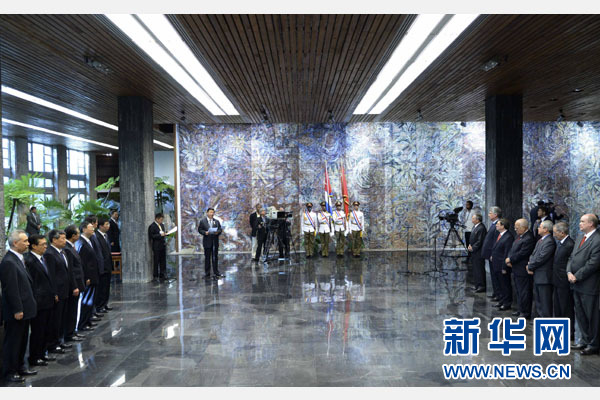 當地時間7月22日，國家主席習近平在哈瓦那接受古巴政府授予的&ldquo;何塞&middot;馬蒂&rdquo;勛章。古巴國務委員會主席兼部長會議主席勞爾&middot;卡斯特羅為習近平佩戴勛章。新華社記者馬占成攝