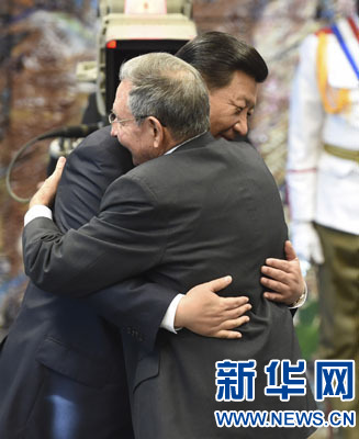 當地時間7月22日，國家主席習近平在哈瓦那接受古巴政府授予的&ldquo;何塞&middot;馬蒂&rdquo;勛章。古巴國務委員會主席兼部長會議主席勞爾&middot;卡斯特羅為習近平佩戴勛章。新華社記者馬占成攝