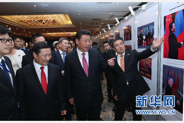 8月22日，國家主席習近平在烏蘭巴托與蒙古國總理阿勒坦呼亞格共同出席中蒙經貿合作回顧展開幕式。 新華社記者 龐興雷 攝 