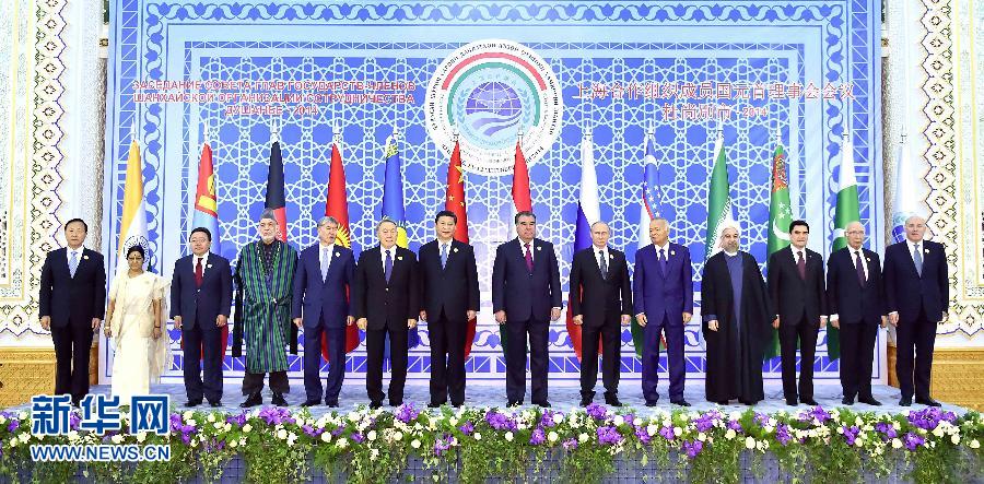 9月12日，上海合作組織成員國(guó)元首理事會(huì)第十四次會(huì)議在塔吉克斯坦首都杜尚別舉行。國(guó)家主席習(xí)近平出席會(huì)議并發(fā)表重要講話。這是與會(huì)成員國(guó)元首、觀察員國(guó)領(lǐng)導(dǎo)人或代表、主席國(guó)客人以及有關(guān)國(guó)際和地區(qū)組織代表集體合影。新華社記者李濤攝 