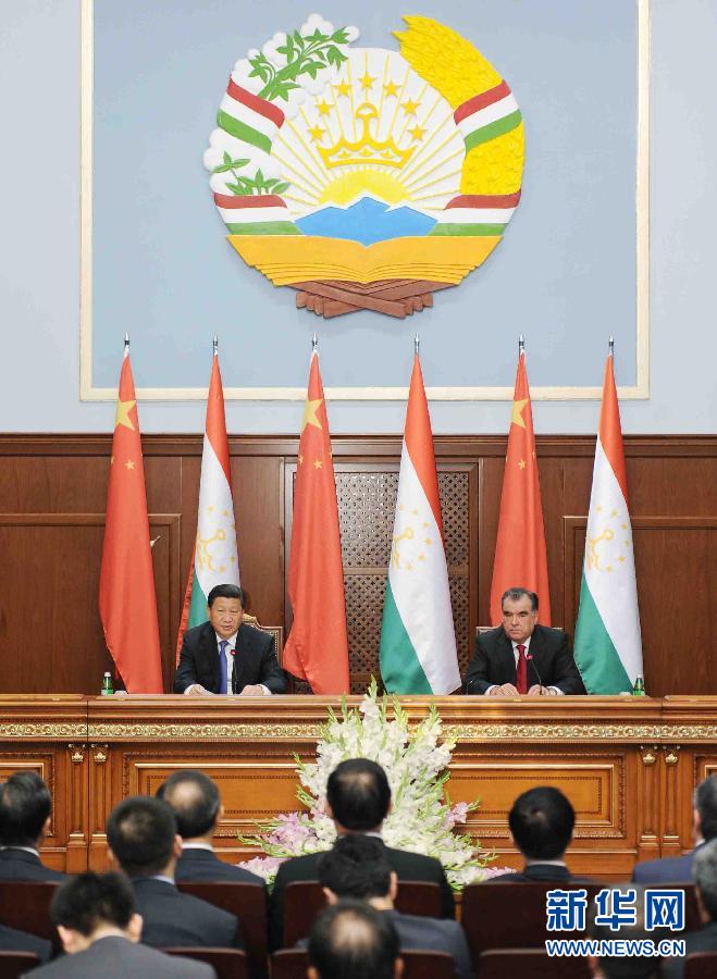 9月13日，國家主席習近平同塔吉克斯坦總統拉赫蒙在杜尚別共同會見記者。 新華社記者謝環馳攝