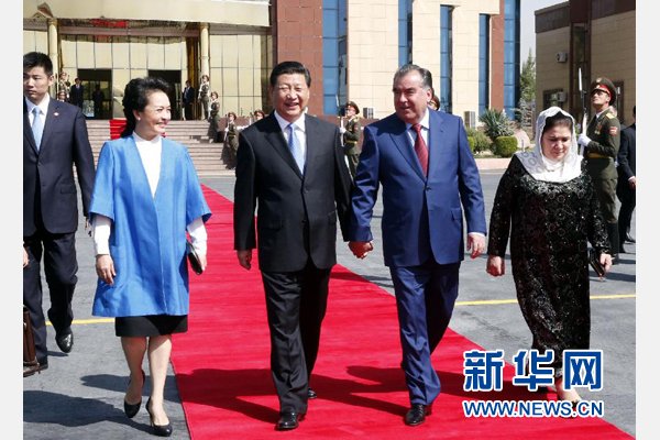 9月14日，國家主席習近平結束對塔吉克斯坦的國事訪問，乘坐專機離開杜尚別。拉赫蒙總統夫婦專程到機場為習近平和夫人彭麗媛送行。新華社記者 鞠鵬 攝 