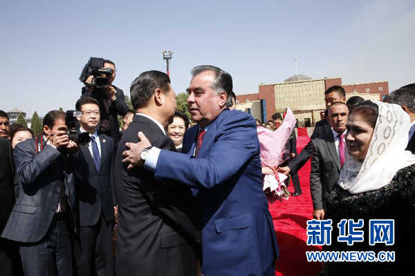 9月14日，國家主席習近平結束對塔吉克斯坦的國事訪問，乘坐專機離開杜尚別。拉赫蒙總統夫婦專程到機場為習近平和夫人彭麗媛送行。新華社記者 鞠鵬 攝 