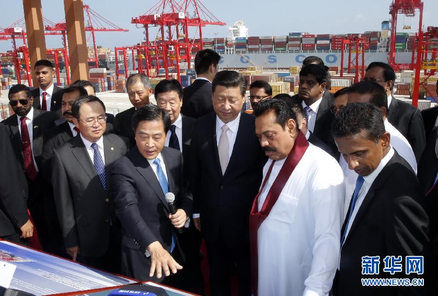 9月17日，國家主席習近平在斯里蘭卡總統拉賈帕克薩陪同下，考察中斯重要合作項目&mdash;&mdash;科倫坡港南集裝箱碼頭。 新華社記者 鞠鵬 攝