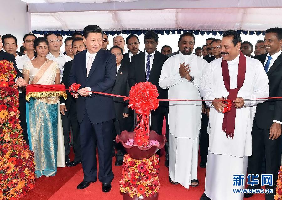 9月17日，國家主席習近平在斯里蘭卡總統拉賈帕克薩陪同下考察中斯港口合作項目。這是習近平和拉賈帕克薩為港口城開工剪彩。 新華社記者李濤 攝