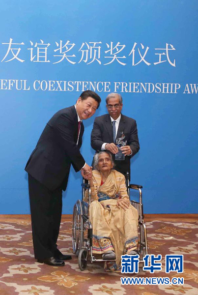 9月19日，國家主席習(xí)近平在新德里會見印度友好人士、友好團(tuán)體代表，并頒發(fā)和平共處五項原則友誼獎，表彰他們長期致力于中印友好事業(yè)。新華社記者龐興雷攝 