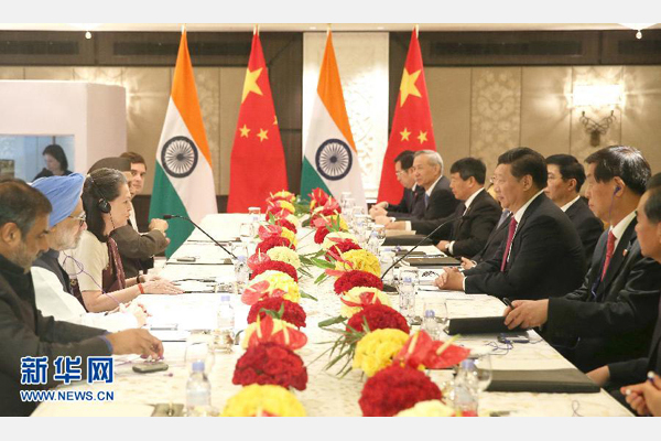 9月19日，國(guó)家主席習(xí)近平在新德里會(huì)見印度國(guó)大黨主席索尼婭&middot;甘地和前總理辛格。 新華社記者姚大偉攝