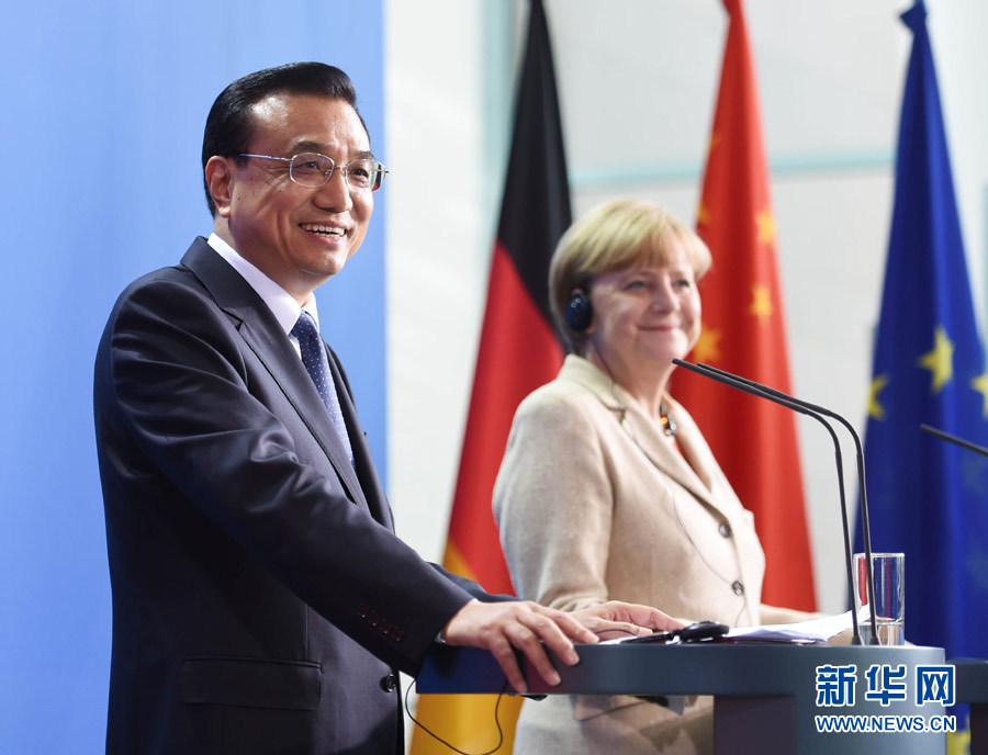 10月10日，國(guó)務(wù)院總理李克強(qiáng)在柏林與德國(guó)總理默克爾圓滿(mǎn)結(jié)束第三輪中德政府磋商后共同會(huì)見(jiàn)記者。 新華社記者 李學(xué)仁 攝 