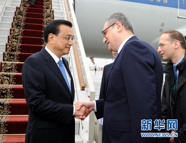 10月12日，中國國務院總理李克強乘專機抵達莫斯科，開始對俄羅斯進行正式訪問并舉行中俄總理第十九次定期會晤。俄羅斯聯邦政府高級官員到機場迎接李克強總理。新華社記者 饒愛民 攝