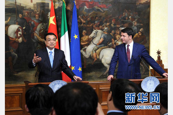 10月14日，中國國務(wù)院總理李克強與意大利總理倫齊在羅馬舉行會談后共同會見記者。 新華社記者 饒愛民 攝 