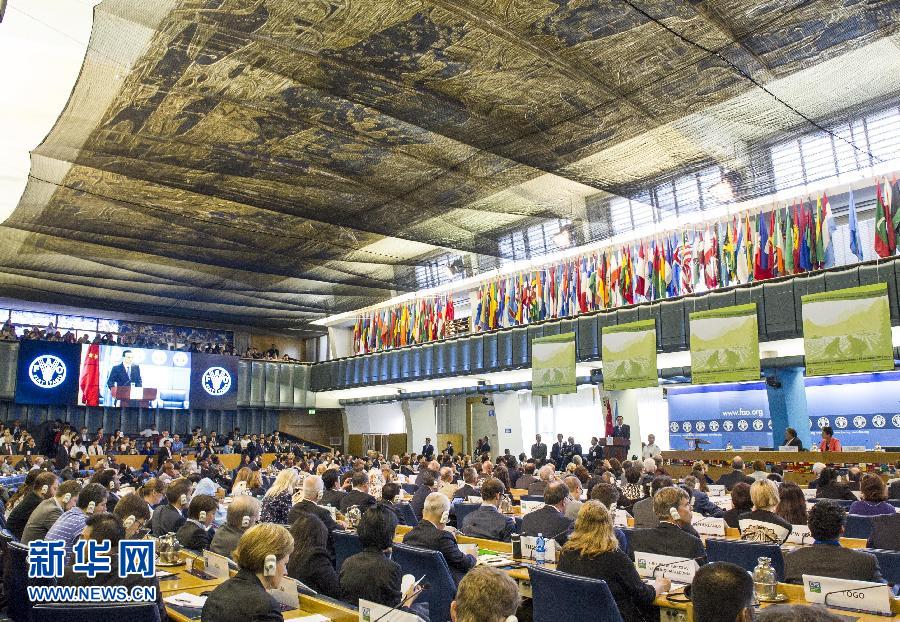 10月15日，中國國務院總理李克強在格拉齊亞諾總干事的陪同下在位于羅馬的聯合國糧農組織總部發表演講。 新華社記者 王曄 攝 