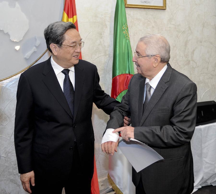 11月1日，正在阿爾及利亞進(jìn)行正式友好訪問的全國(guó)政協(xié)主席俞正聲在阿爾及爾與阿民族院議長(zhǎng)本&middot;薩拉赫舉行會(huì)談。這是俞正聲親切詢問本&middot;薩拉赫的手傷情況。新華社記者 張鐸 攝 