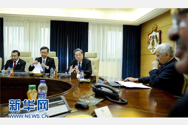 11月9日，正在約旦進(jìn)行正式友好訪問(wèn)的全國(guó)政協(xié)主席俞正聲在安曼會(huì)見(jiàn)約旦首相恩蘇爾。 新華社記者 張鐸 攝 