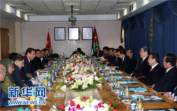  11月9日，正在約旦進(jìn)行正式友好訪問(wèn)的全國(guó)政協(xié)主席俞正聲在安曼會(huì)見(jiàn)約旦眾議院代議長(zhǎng)薩法迪。 新華社記者 劉衛(wèi)兵 攝 