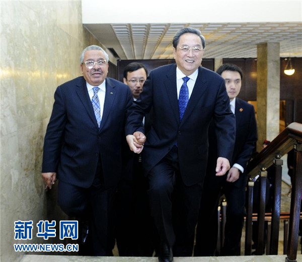 11月9日，正在約旦進(jìn)行正式友好訪問(wèn)的全國(guó)政協(xié)主席俞正聲在安曼與約旦參議長(zhǎng)拉瓦比德進(jìn)行會(huì)談。這是會(huì)談前，俞正聲與拉瓦比德攜手步入會(huì)場(chǎng)。新華社記者 張鐸 攝 