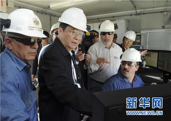 11月8日，正在約旦進(jìn)行正式友好訪問(wèn)的全國(guó)政協(xié)主席俞正聲在安曼參觀阿拉伯鉀肥公司。這是俞正聲在采鹽船上仔細(xì)詢問(wèn)開(kāi)采情況。 新華社記者 張鐸 攝