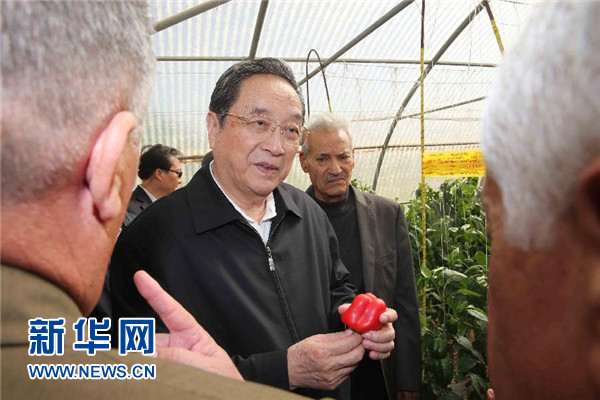 11月8日，正在約旦進(jìn)行正式友好訪問(wèn)的全國(guó)政協(xié)主席俞正聲在約旦河谷參觀碩果農(nóng)業(yè)合作社。 新華社記者 劉衛(wèi)兵 攝 