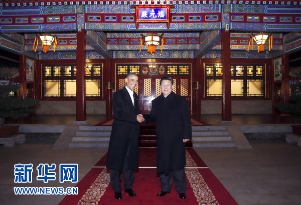 11月11日晚，國(guó)家主席習(xí)近平在中南海同美國(guó)總統(tǒng)奧巴馬舉行會(huì)晤。這是兩國(guó)元首在瀛臺(tái)涵元殿前握手。 新華社記者鞠鵬攝