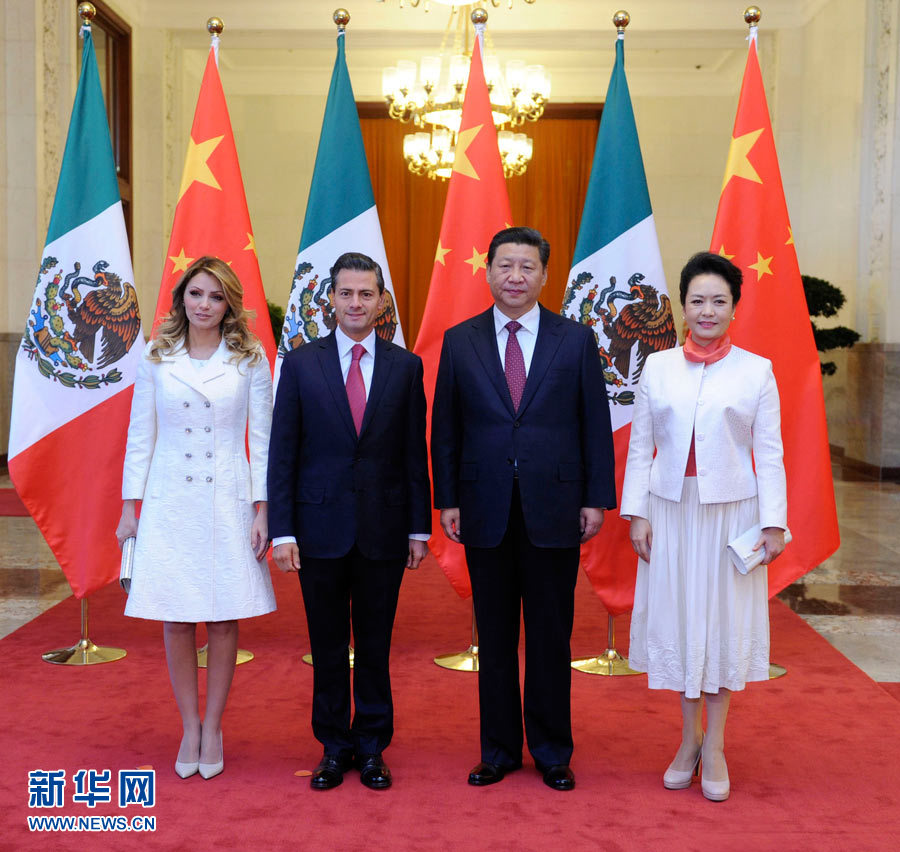 11月13日，國家主席習(xí)近平在北京人民大會(huì)堂北大廳舉行儀式，歡迎墨西哥總統(tǒng)培尼亞對(duì)中國進(jìn)行國事訪問。這是習(xí)近平和夫人彭麗媛同培尼亞夫婦合影。 新華社記者 張鐸 攝